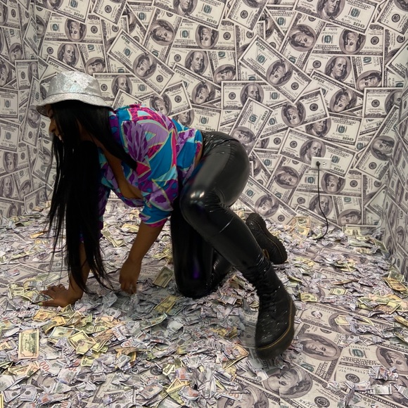 Meet your Posher, April - Picture 5 of 5